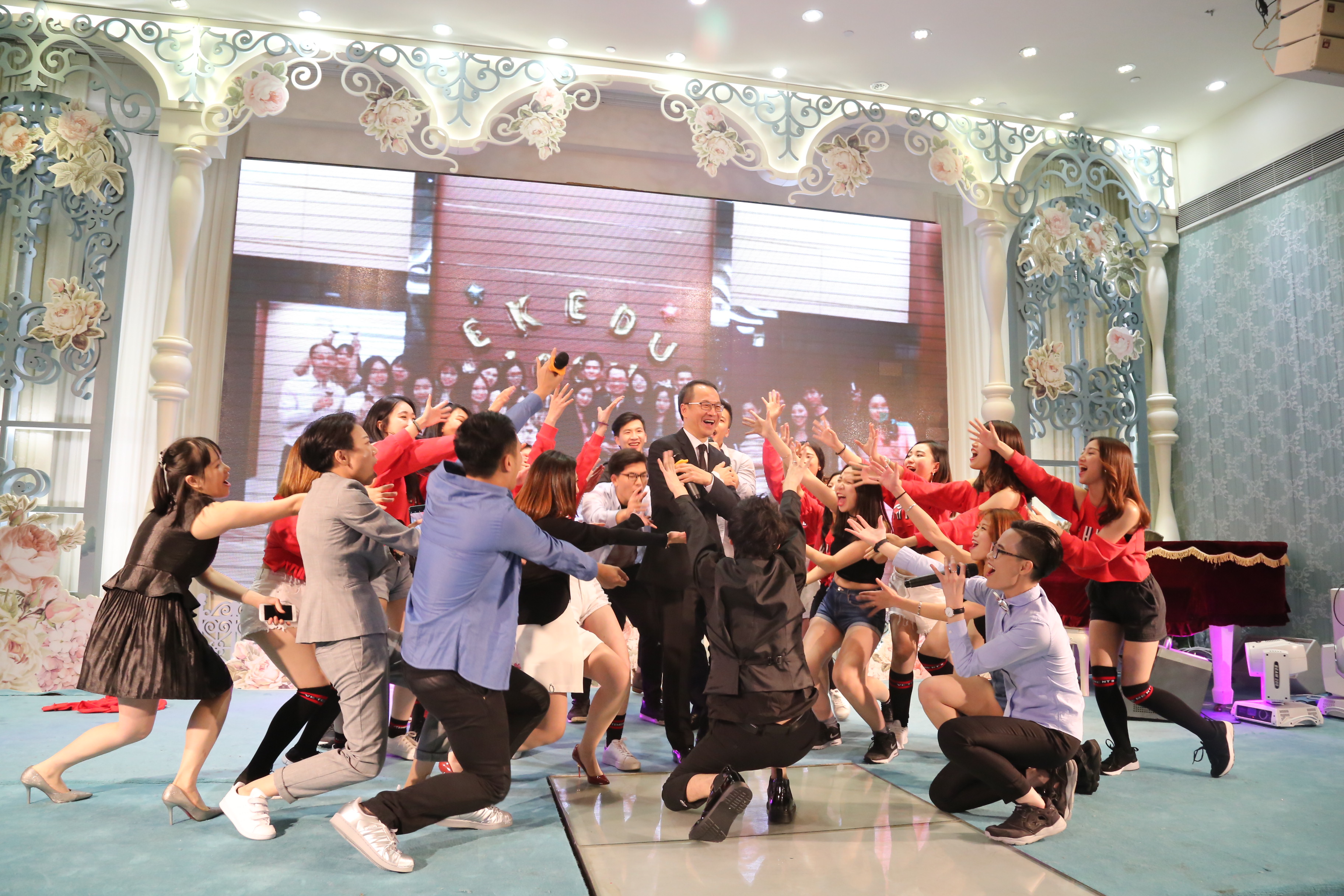 “感恩共贏，2017齊創(chuàng)未來(lái)”景鴻集團(tuán)年慶晚會(huì)精彩回顧