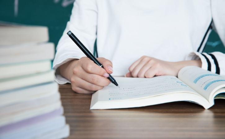 香港移居|錄取率不到20%，300萬人落榜？提升學(xué)歷還有機會“順便”拿身份？