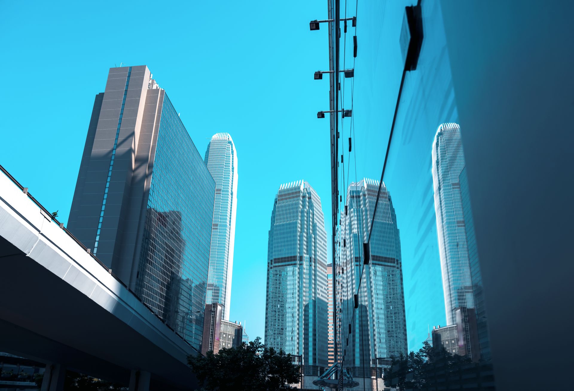 6個(gè)月香港已收到逾10萬宗人才計(jì)劃申請！到底為何那么多人都想要香港身份？