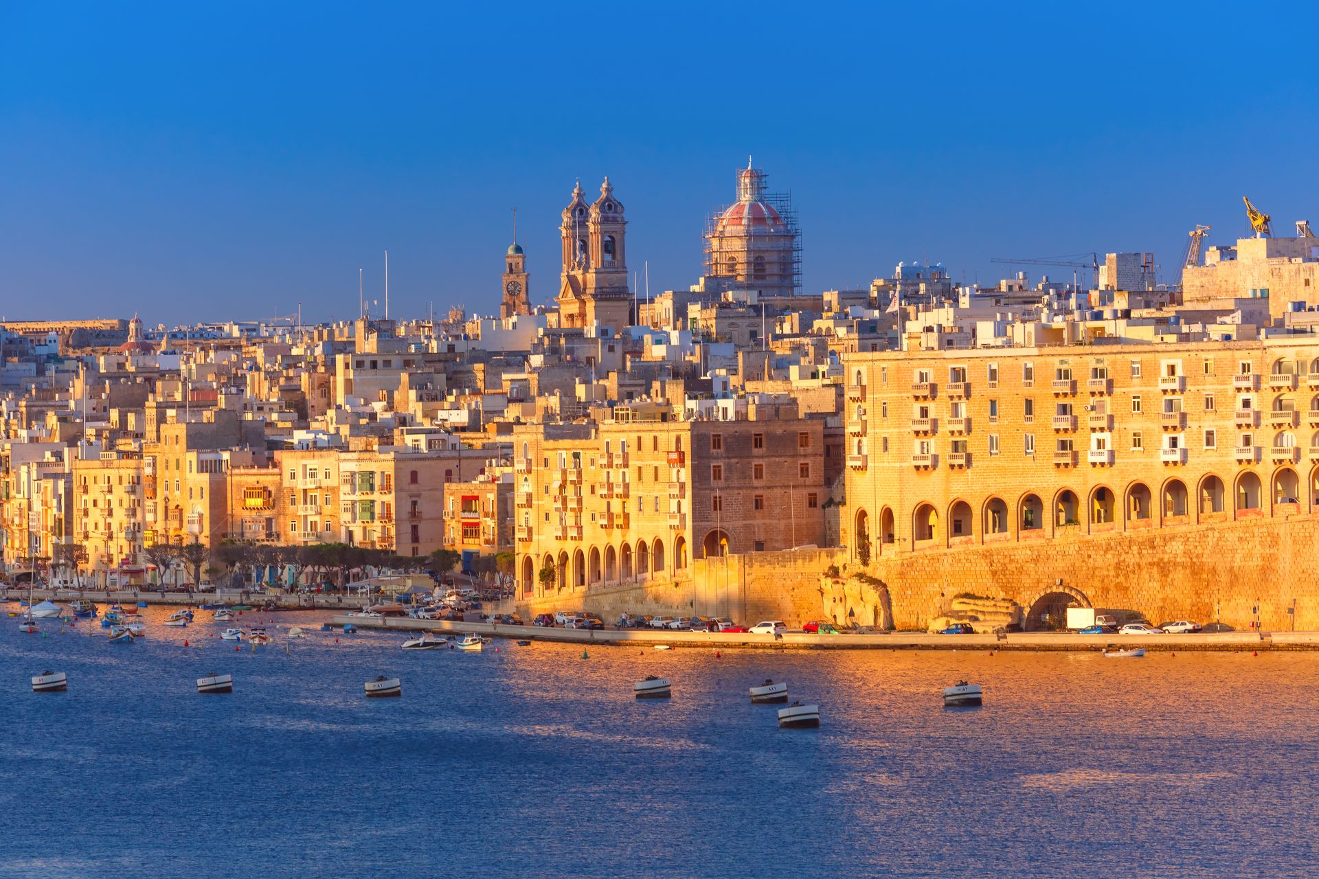 別人排隊(duì)移民大國，而他卻帶著孩子移民到這個(gè)歐洲小國？他后悔了嗎？